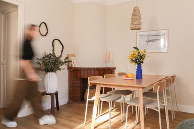 Aménagement d'une salle à manger contemporaine de taille moyenne avec un mur beige, un sol en vinyl et un manteau de cheminée en brique.