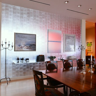 Неиссякаемый источник вдохновения для домашнего уюта: большая гостиная-столовая в современном стиле с серебряными стенами, светлым паркетным полом и бежевым полом