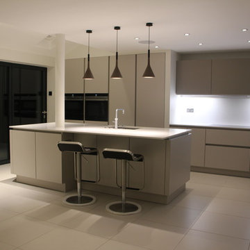 Handleless Neutral Pallette Kitchen With Island