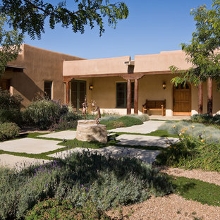 アルバカーキのサンタフェスタイルのおしゃれな家の外観 (漆喰サイディング、茶色い外壁、陸屋根) の写真