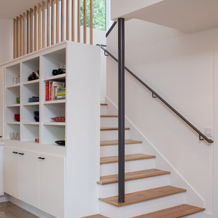Новые идеи обустройства дома: угловая лестница среднего размера в современном стиле с деревянными ступенями и крашенными деревянными подступенками