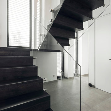 Faltwerktreppe mit Ganzglasgeländer in kerngeräucherter Eiche