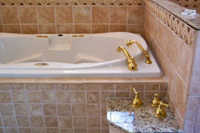 Imagen de cuarto de baño tradicional renovado con bañera encastrada