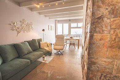 Diseño de salón abierto escandinavo de tamaño medio sin televisor con paredes blancas, suelo de baldosas de cerámica, todas las chimeneas, suelo gris y vigas vistas