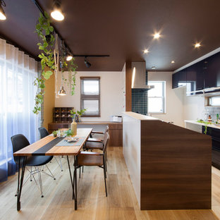 大阪のインダストリアルスタイルのLDKの画像 (マルチカラーの壁、無垢フローリング、茶色い床)