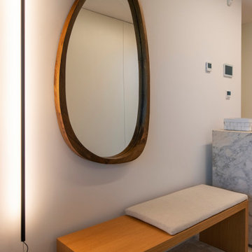 Cascais entry hall with mirror, wood wall and bench