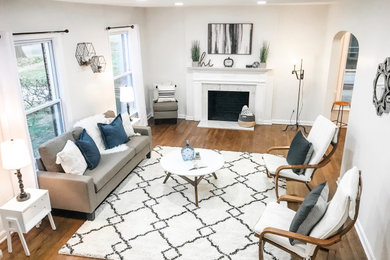 Example of a minimalist living room design in Cleveland