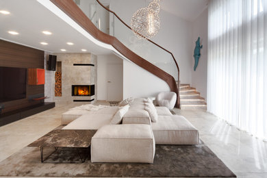 Immagine di un soggiorno minimal con pavimento in pietra calcarea e stufa a legna