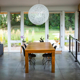 シンシナティのコンテンポラリースタイルのLDKの画像 (白い壁、コンクリートの床、暖炉なし)