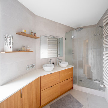 Amménagement intérieur autour d'un escalier dans un loft