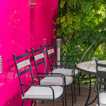 Pink Perspex panels create a colourful background to the dining space