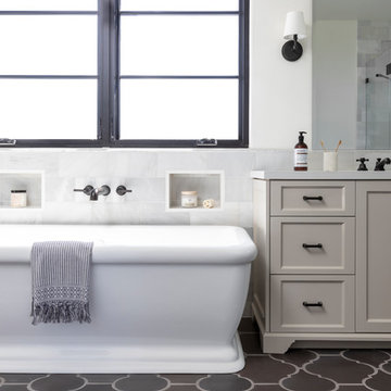 Freestanding Bathtub with Moroccan Star Pendant