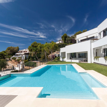 Piscina con pared de cristal