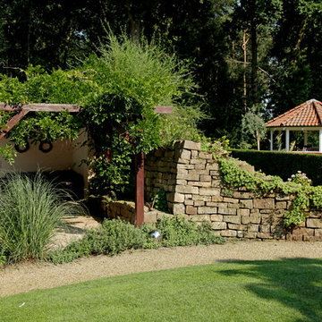 Landhausgarten mit Boulebahn und Pool