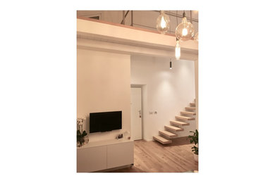 Immagine di un ingresso contemporaneo di medie dimensioni con pareti bianche, parquet chiaro, una porta singola e una porta bianca