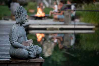 Mittelgroßer Asiatischer Garten im Sommer mit direkter Sonneneinstrahlung in München