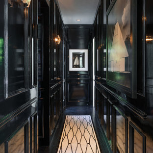 Inspiration för en vintage hall, med svarta väggar, målat trägolv och svart golv