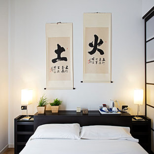 Esempio di una camera matrimoniale etnica con pareti bianche