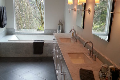 Example of a minimalist bathroom design in San Francisco