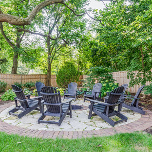 Ispirazione per un grande patio o portico tradizionale dietro casa con un focolare, pavimentazioni in mattoni e nessuna copertura