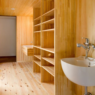 他の地域の和風のおしゃれなランドリールーム (淡色木目調キャビネット、淡色無垢フローリング) の写真