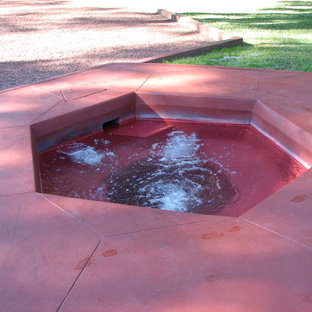 Geräumiger Retro Pool neben dem Haus in rechteckiger Form mit Betonplatten in Charleston