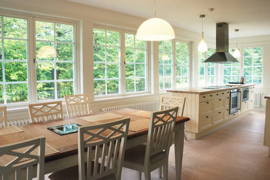Example of a dining room design in Seattle
