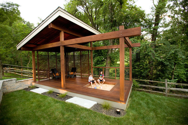Modern Deck by Ryan Duebber Architect, LLC