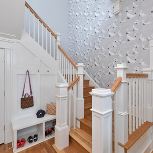 Foto de escalera en U y papel pintado, clásica, grande, con barandilla de madera, escalones de madera, contrahuellas de madera y papel pintado