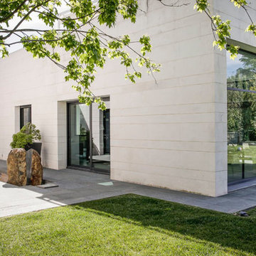 LA FAVORITA, casa de estilo contemporáneo con diseño interior y paisajismo