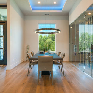 サクラメントのコンテンポラリースタイルのLDKの画像 (白い壁、無垢フローリング、茶色い床)