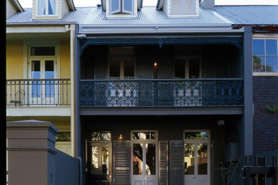 シドニーにある低価格の中くらいなミッドセンチュリースタイルのおしゃれな家の外観 (レンガサイディング、マルチカラーの外壁) の写真