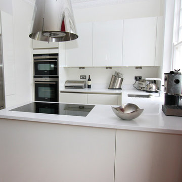 White gloss kitchen peninsula
