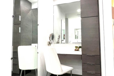 Diseño de cuarto de baño principal, doble y flotante minimalista de tamaño medio con armarios con paneles lisos, puertas de armario grises, lavabo bajoencimera, encimera de cuarzo compacto, suelo gris y encimeras blancas