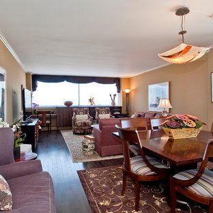 Inredning av en eklektisk mellanstor separat matplats, med beige väggar, plywoodgolv och brunt golv