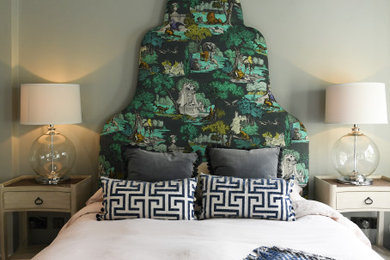 Diseño de habitación de invitados tradicional renovada de tamaño medio con paredes azules, moqueta y suelo gris