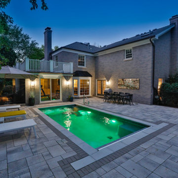 Hinsdale, IL Compact Rectilinear Swimming Pool with Automatic Pool Cover
