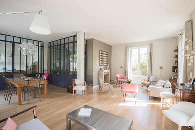 Cette photo montre un salon tendance.
