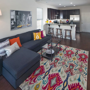 Exempel på ett litet modernt allrum med öppen planlösning, med grå väggar, mörkt trägolv och en väggmonterad TV