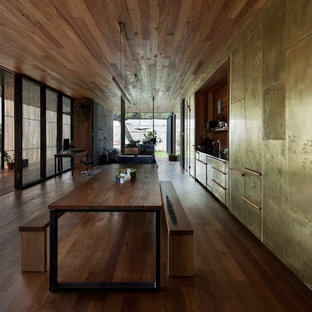 Moderne Wohnküche mit metallicfarbenen Wänden und dunklem Holzboden in Melbourne
