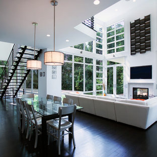 ワシントンD.C.のコンテンポラリースタイルのLDKの画像 (白い壁、黒い床)