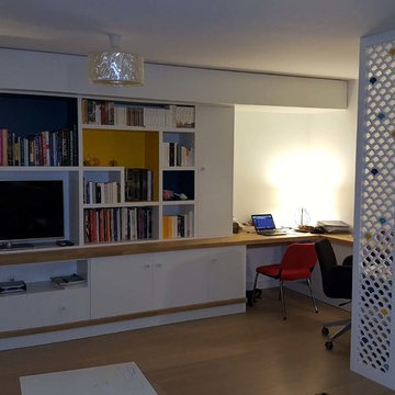 Bibliothèque avec bureau séparé par des claustras