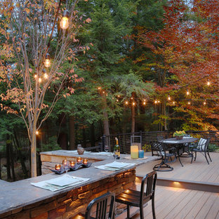 他の地域の中サイズのエクレクティックスタイルのおしゃれな裏庭のデッキ (アウトドアキッチン、日よけなし) の写真