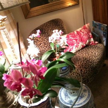 Leopard & Toile du Jouy fabric mixes with Chinese porcelain.