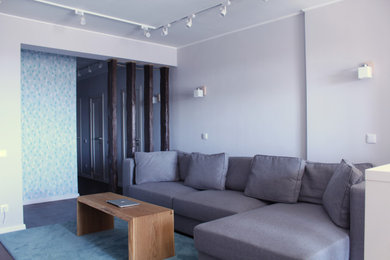 На фото: объединенная, серо-белая гостиная комната среднего размера в современном стиле с белыми стенами, зоной отдыха, коричневым полом и обоями на стенах с