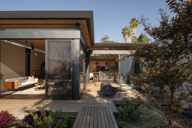 Photo of a midcentury deck in Perth.