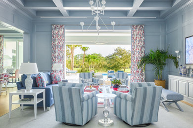 Стильный дизайн: гостиная комната в стиле неоклассика (современная классика) с синими стенами и кессонным потолком - последний тренд