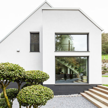 Weiße Fassade eines Einfamilienhauses