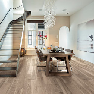 ボローニャの広いコンテンポラリースタイルのLDKの画像 (白い壁、無垢フローリング、暖炉なし、茶色い床)