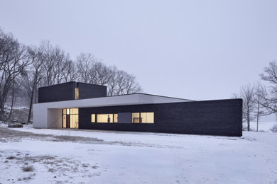 Minimalist exterior home photo in New York